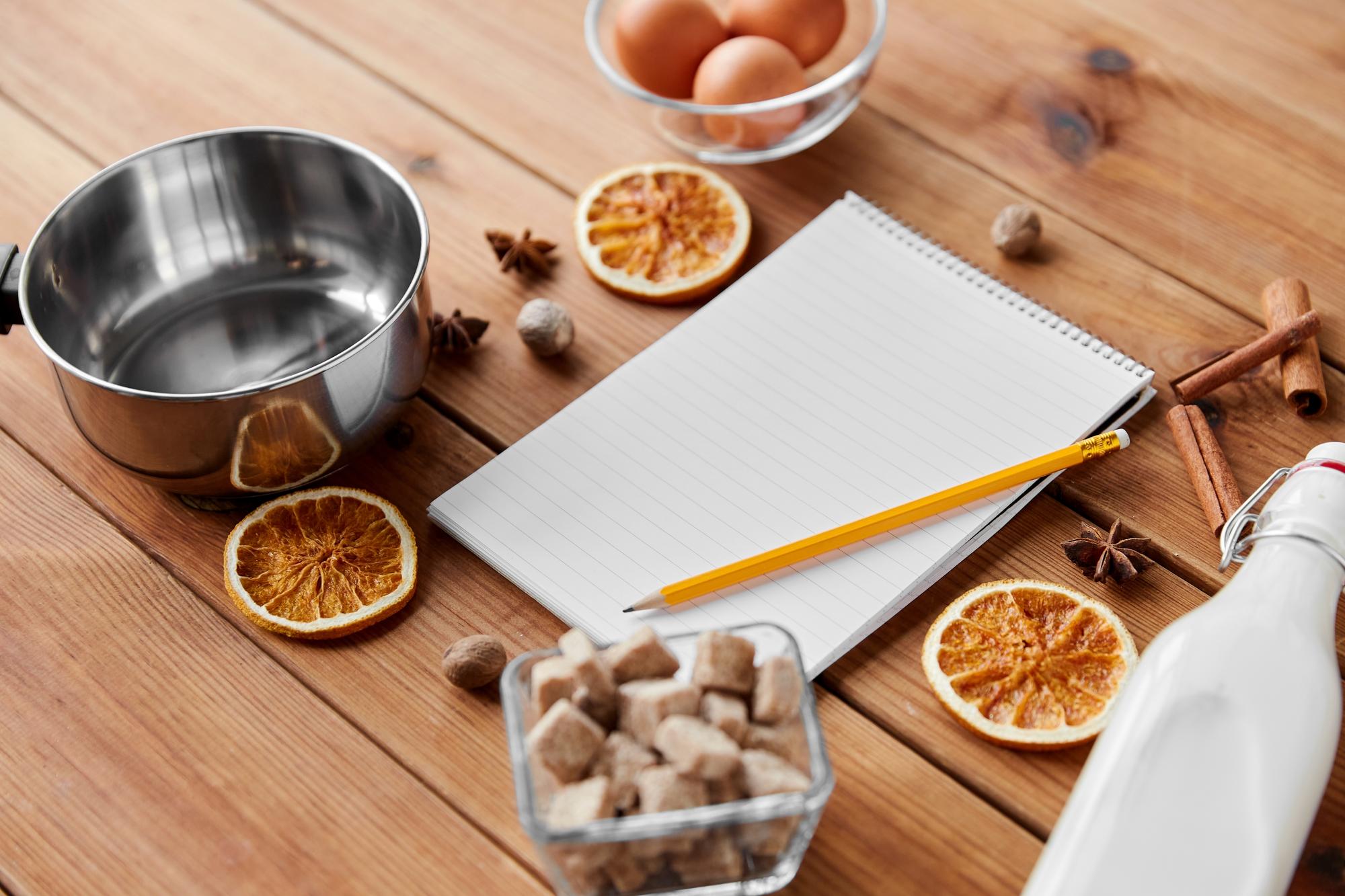 Tavolo di lavoro con ingredienti misurati e notebook